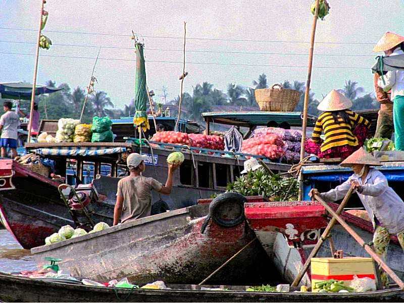 Mekong-delta-tour-cai-be-floating-market