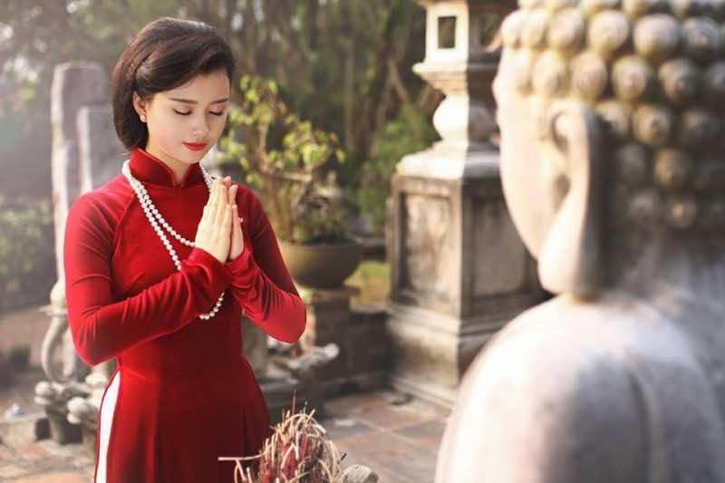 Praying at the pagodas Tet holiday VietNam e1517908731365