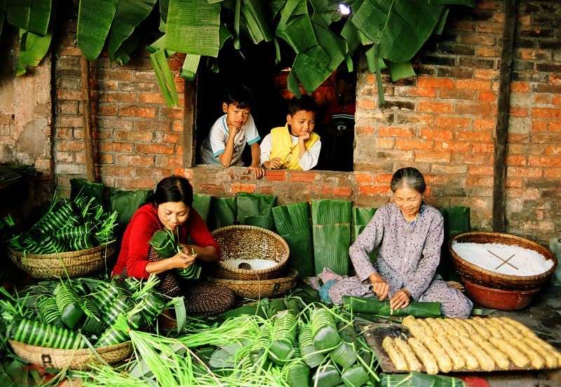 Preparing-the-traditional-cakes