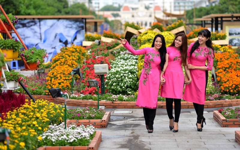 Traveling-Vietnam-during-Tet-Holiday-flower-streets