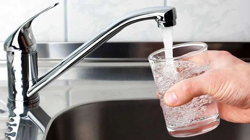 Medical-tips-when-traveling-Vietnam-drink-water