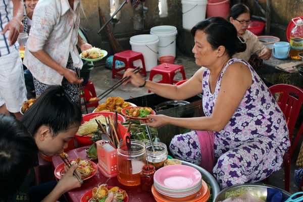 Medical-tips-when-traveling-Vietnam-street-food