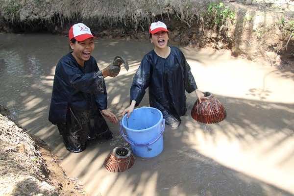 Mekong-delta-Stay-net-fishing-hand