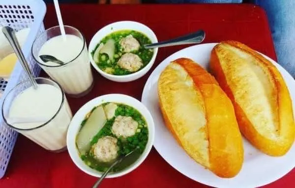Traveling-motorbike-vietnam-food-meal