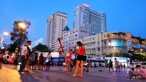 Getting-around-District-1-nguyen-hue-walking