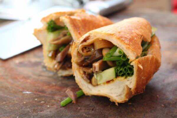 Banh-mi-pha-lau-Vietnamese-sandwich-with-stewed-organ-2