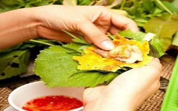 Banh-xeo-in-Saigon-Mekong-Delta-the-biggest-version-1
