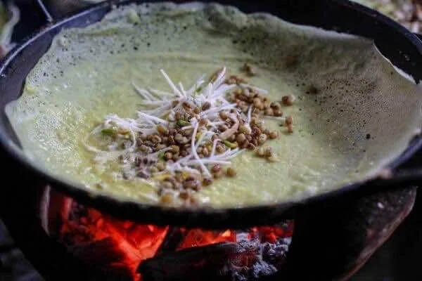 Banh-xeo-in-Saigon-Mekong-Delta-the-biggest-version