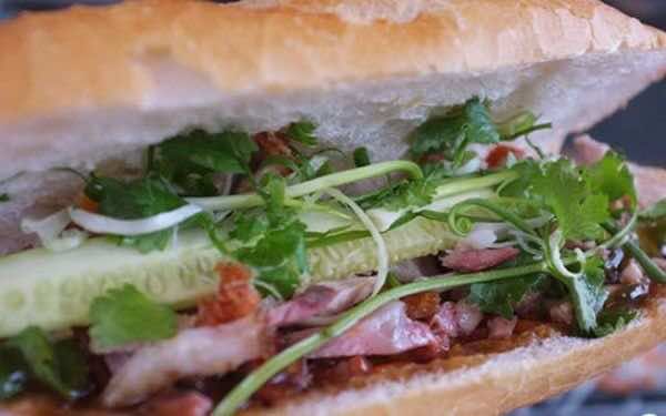 Vietnamese-sandwich-with-roasted-pork-2