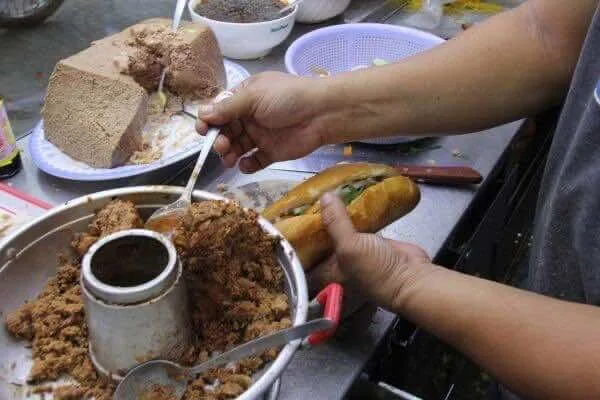 Banh-mi-Vietnamese-baguette-2