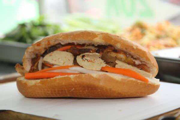 Banh-mi-chay-Vegetarian-baguette-sandwich-3