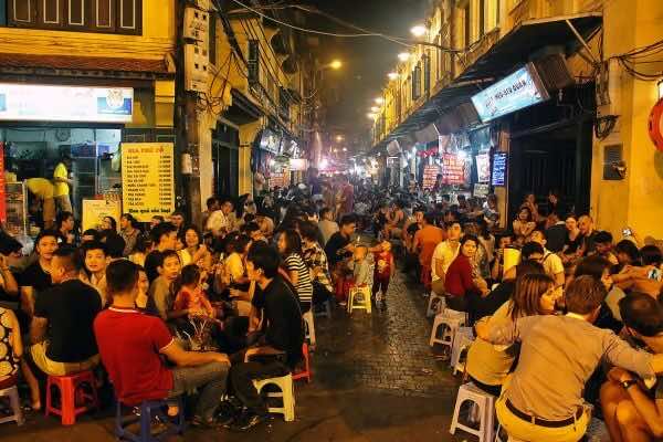 Drinking-bia-hoi-(draft-beer)-in-Hanoi-1