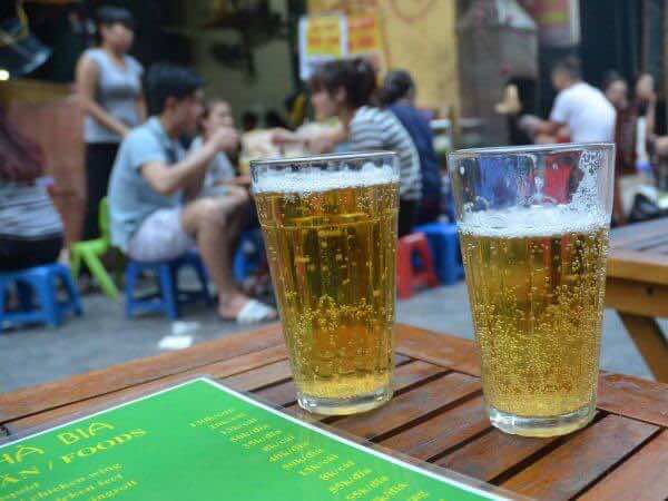 Drinking-bia-hoi-(draft-beer)-in-Hanoi-2