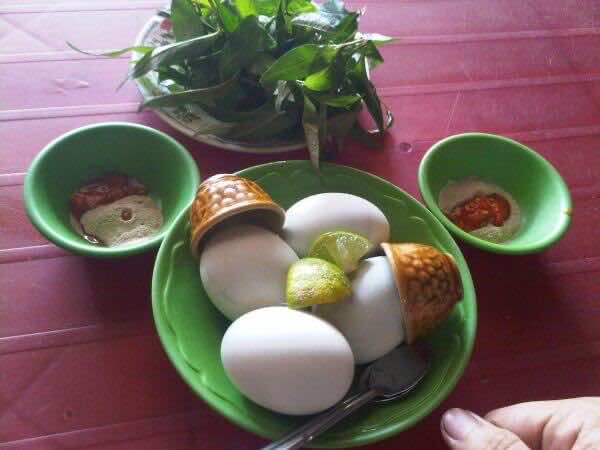 Eating-fetal-duck-egg-(Trung-vit-lon)-2