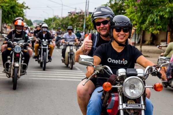 Experiencing-the-city-of-Vietnam-on-two-wheels-1