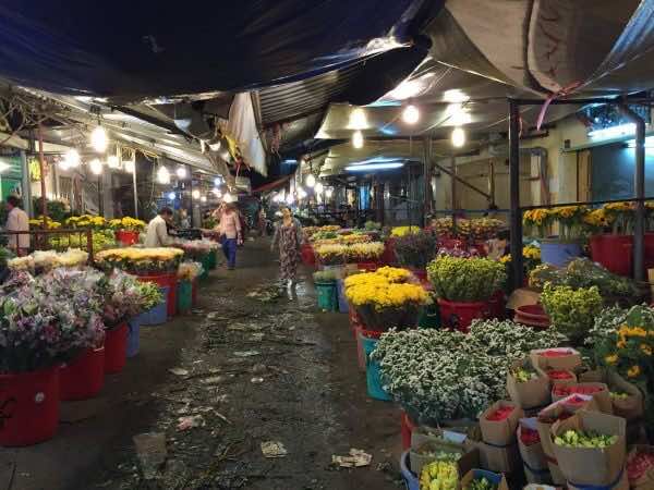 Ho-Thi-Ky-Flower-Market-at-the-midnight
