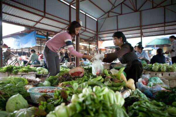 Paying-a-visit-to-local-markets-in-Vietnam-1