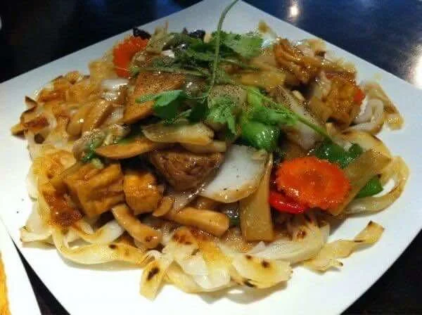 Pho-ap-chao-Vietnamese-pan-fried-noodle