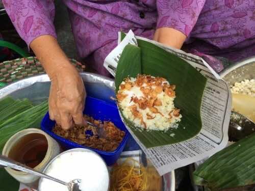 Saigon-Xoi-Bap-Lady-Steamed-corn-sticky-rice-1