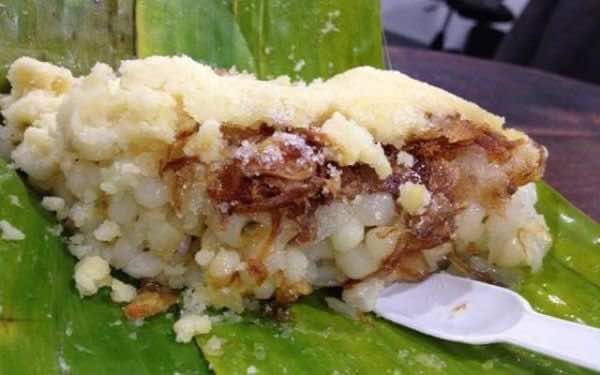 Saigon-Xoi-Bap-Lady-Steamed-corn-sticky-rice-2