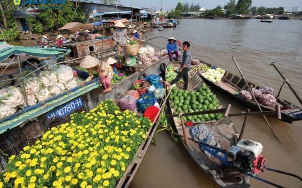 Visiting-the-floating-markets-in-Mekong-Delta-1