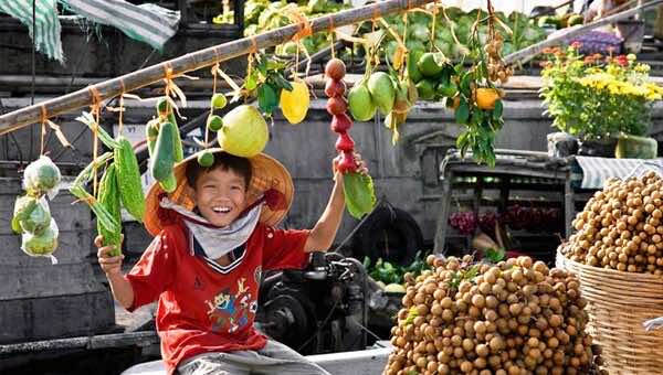 Visiting-the-floating-markets-in-Mekong-Delta-2