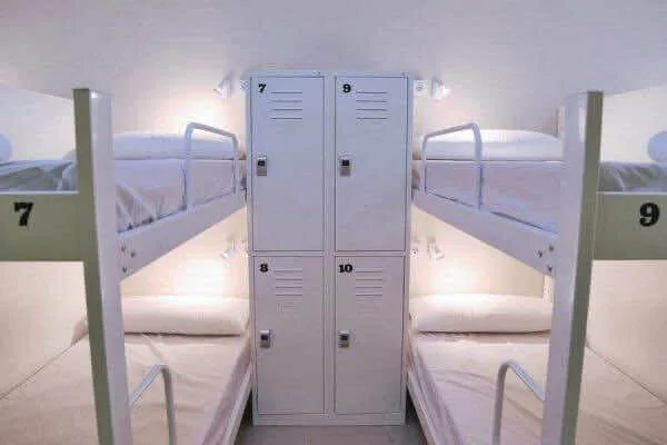Book-hostels-with-lockers