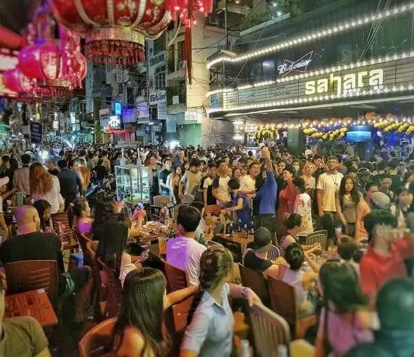 Bui-Vien-backpacker-street-1
