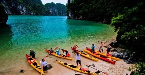 Kayak-around-the-islands-of-Ha-Long-Bay