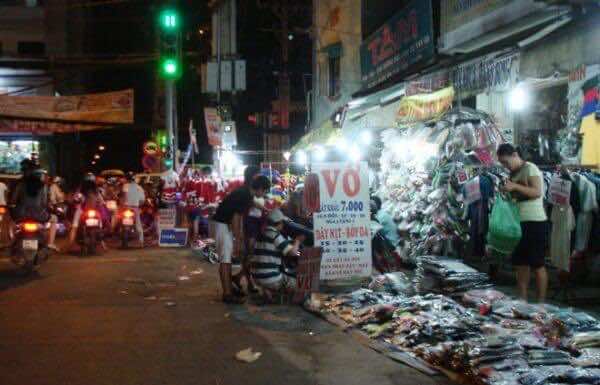 Le-Thi-Rieng-night-market