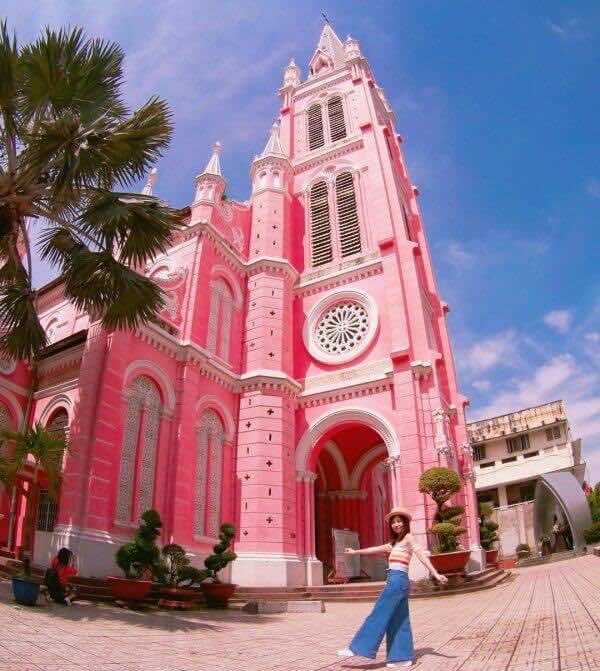 Nha-tho-Tan-Dinh-‘The-pink-church’-1