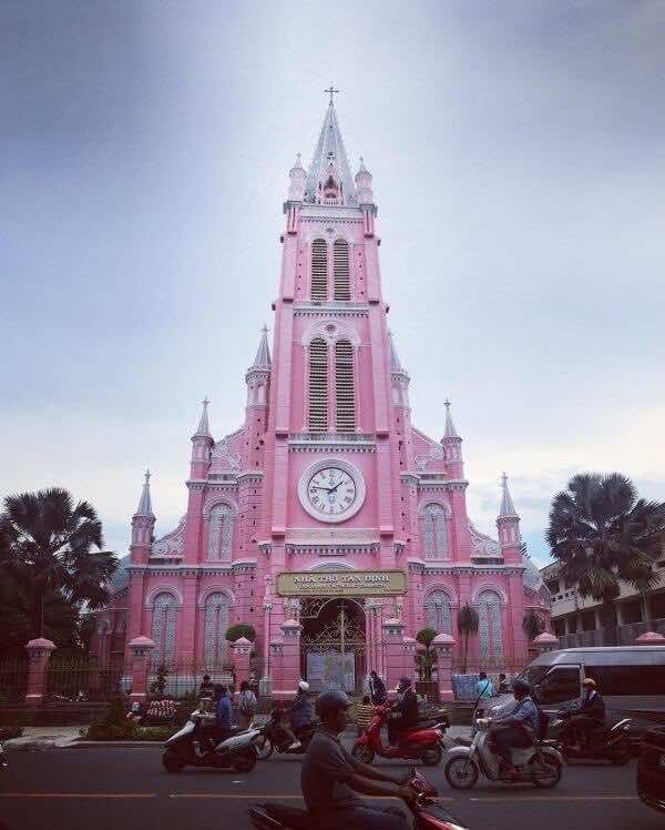 Nha-tho-Tan-Dinh-‘The-pink-church’-2