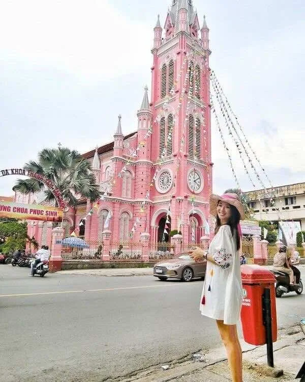 Nha-tho-Tan-Dinh-‘The-pink-church’-3