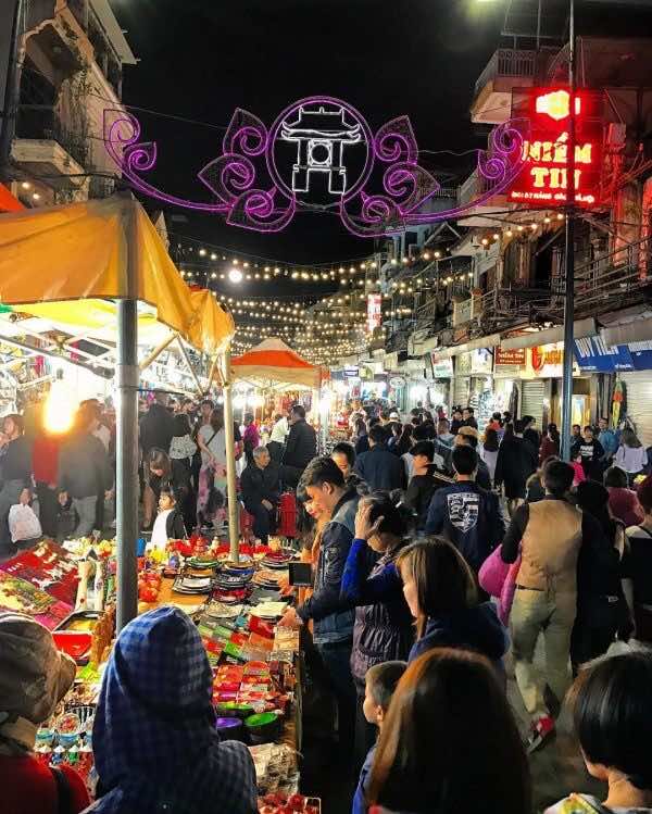 Old-Quarter’s-night-market-Hanoi-1