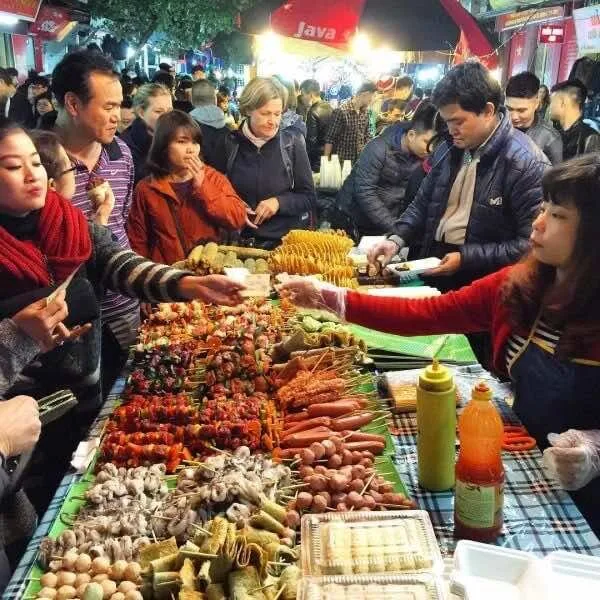 Old-Quarter’s-night-market-Hanoi-2