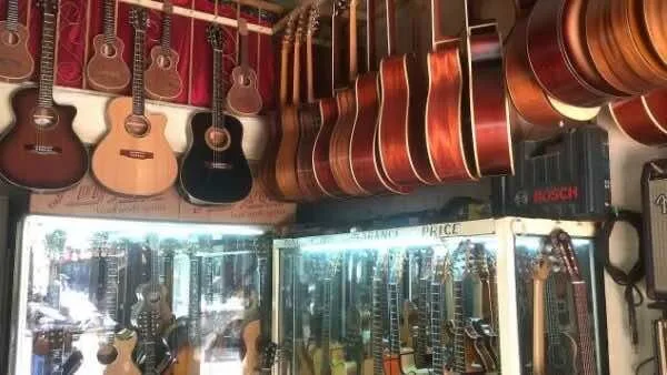 The-guitar-street-Nguyen-Thien-Thuat-Street-1