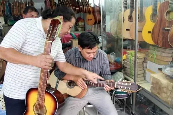 The-guitar-street-Nguyen-Thien-Thuat-Street-2