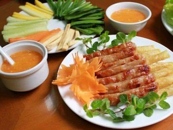 Vietnamese-grilled-pork-patties-Nem-nuong