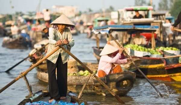 Visit-Cai-Rang-Floating-Market-in-the-Mekong-Delta